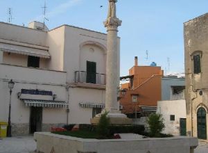 Lucugnano - Uno scorcio di piazza Girolamo Comi